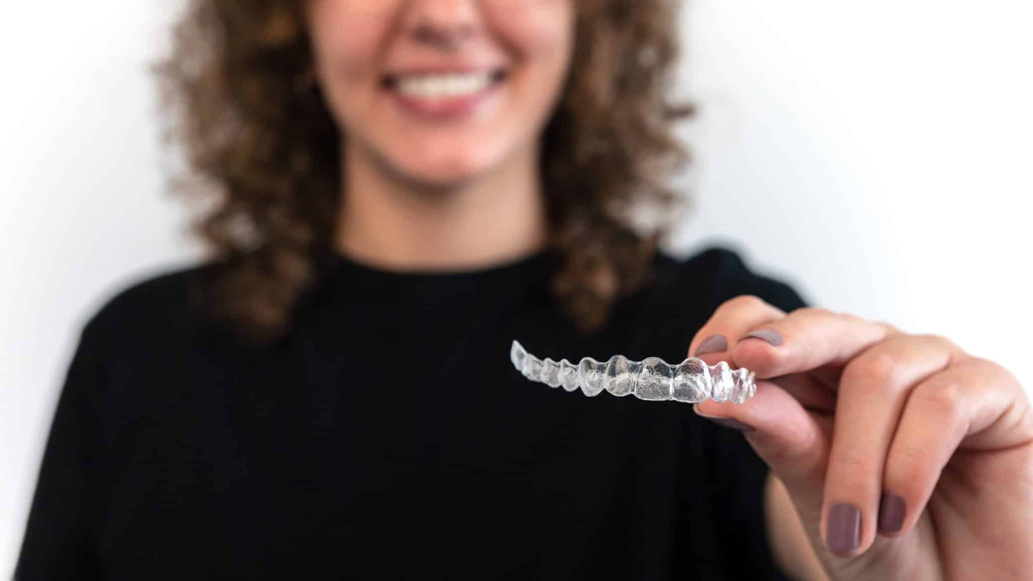 Quels sont les avantages d’un aligneur dentaire transparent ?